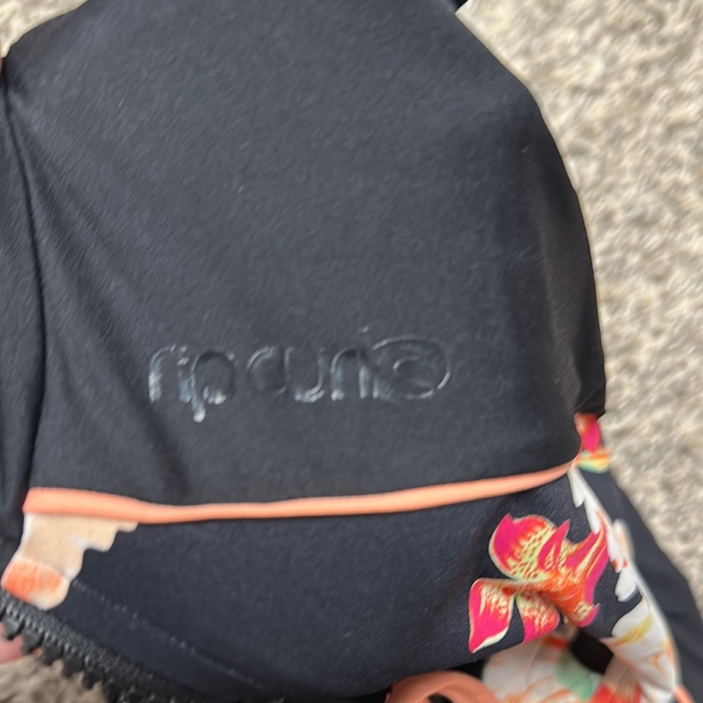 Rip Curl Rash Guard - Picture 2 of 4